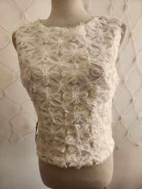 Lulu's Ivory Shift Top w/ Textured Flowers • NWT • Tagged XL Best For Large